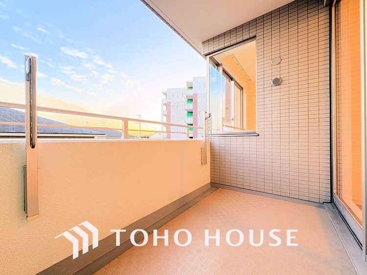 バルコニー 日当たりの良いバルコニーで晴れの日の洗濯物も楽しみになりますね