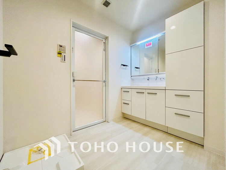 洗面 白を基調とした清潔感のある洗面室で朝の身支度を