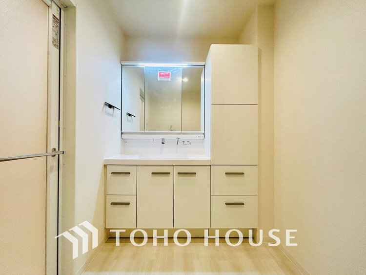 洗面 落ち着きのある色合いでまとめられた洗面室