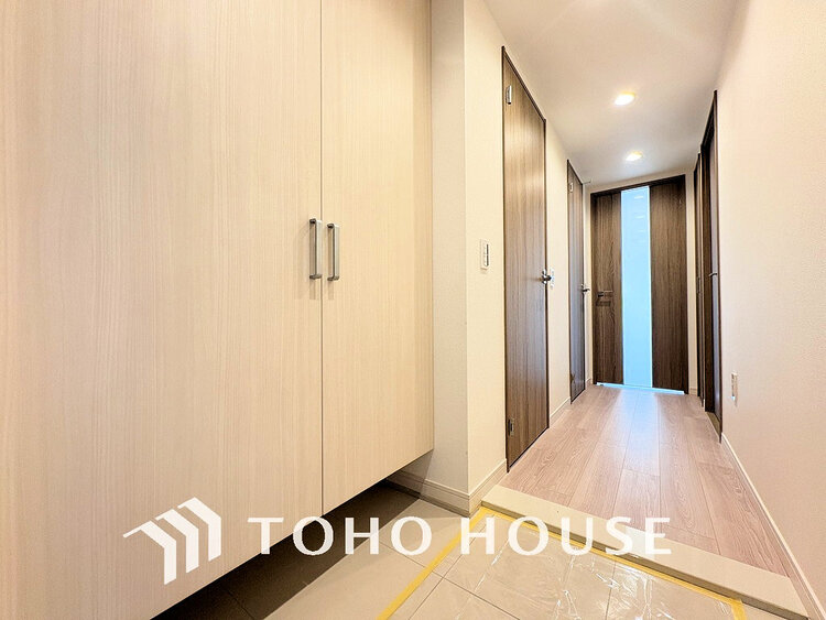 玄関 落ち着いた雰囲気の玄関、家族の帰りを暖かく迎えてくれます