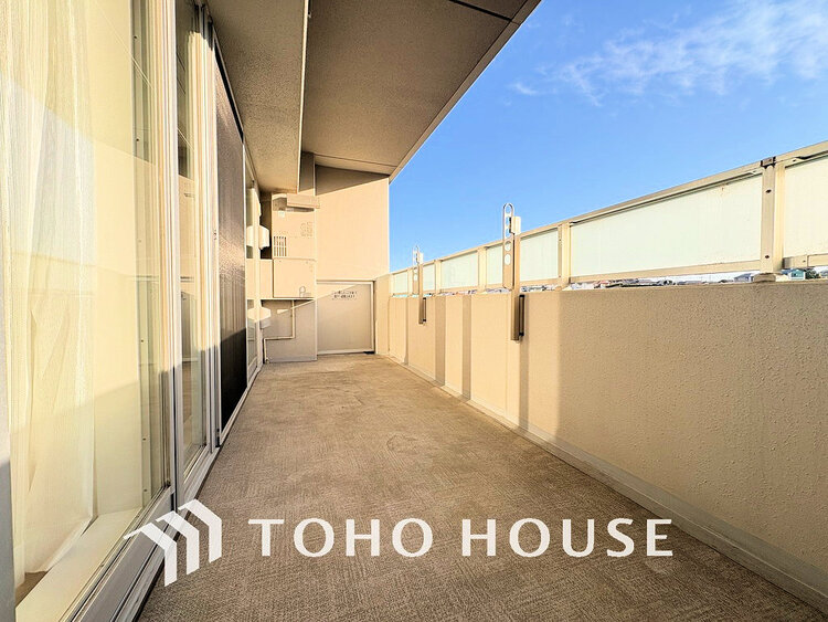 バルコニー 日当たりの良いバルコニーで晴れの日の洗濯物も楽しみになりますね