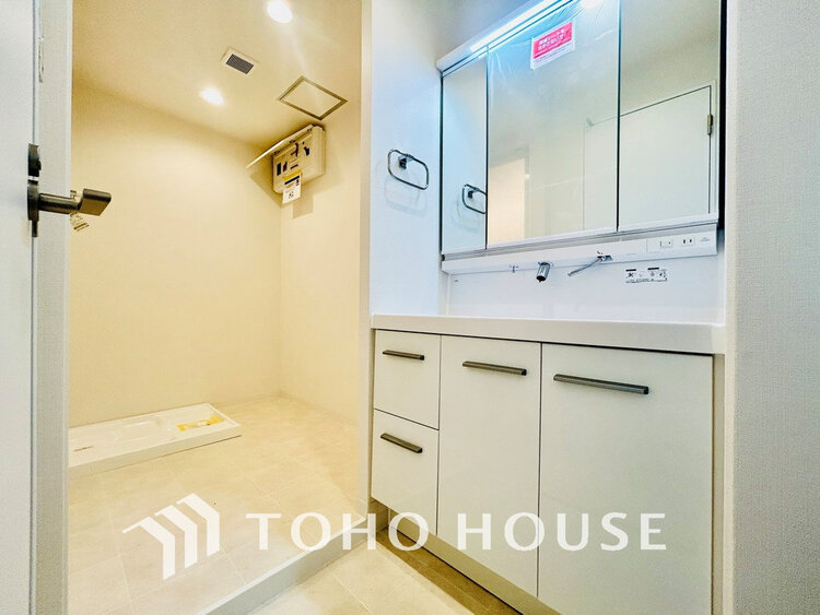 洗面 白を基調とした清潔感のある洗面室で朝の身支度を