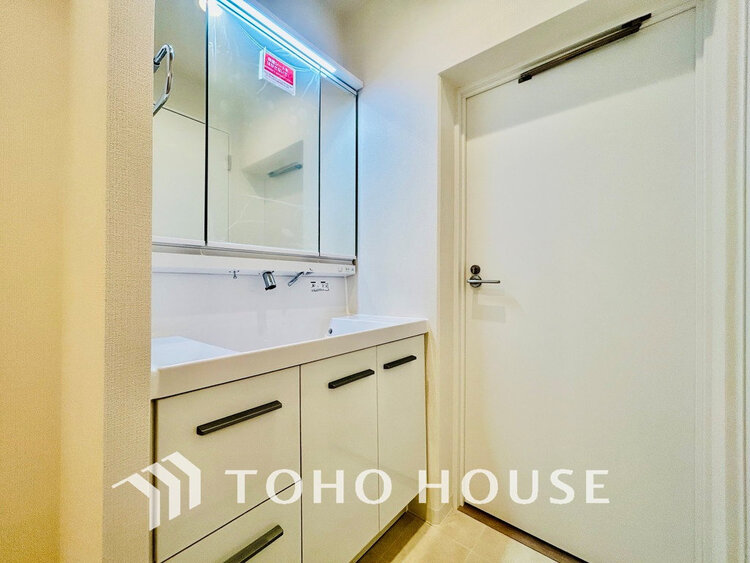 洗面 落ち着きのある色合いでまとめられた洗面室