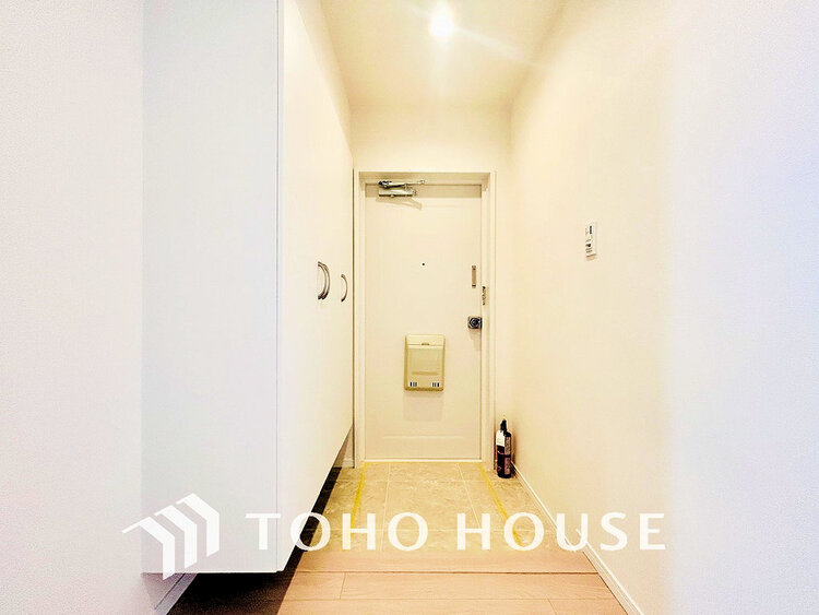 玄関 天井まである玄関収納はご家族分の履物も余裕で収納可能