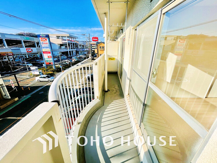 バルコニー 日当たりの良いバルコニーで晴れの日の洗濯物も楽しみになりますね