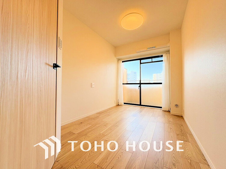 内装 採光もある洋室は、くつろぎのひと時を過ごすのにぴったり