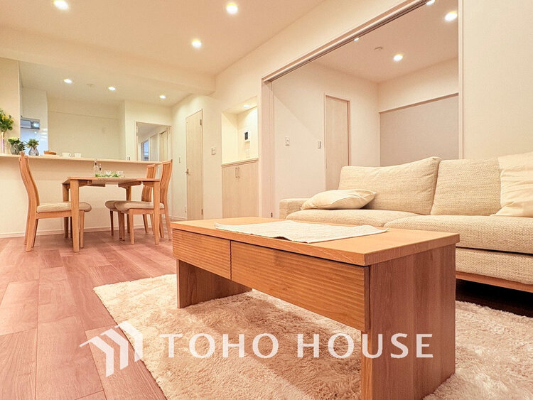 内装 広がりのある住空間、家族が集まるリビング・ダイニング