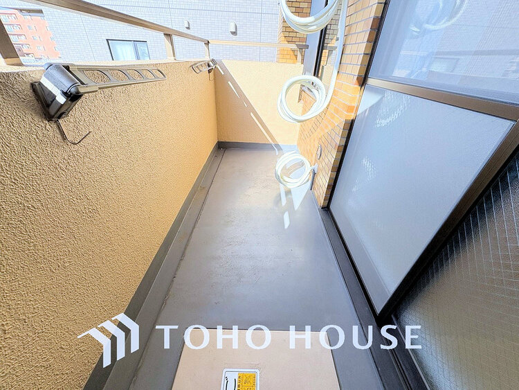 バルコニー 日当たりの良いバルコニーで晴れの日の洗濯物も楽しみになりますね