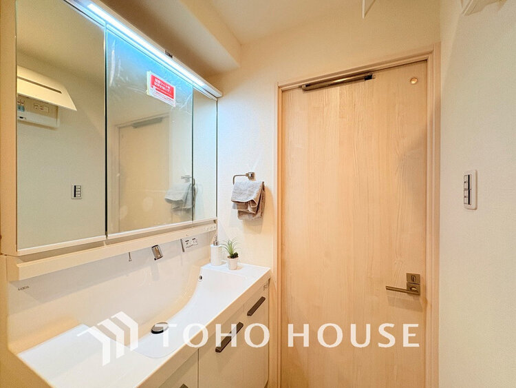 洗面 白を基調とした清潔感のある洗面室で朝の身支度を