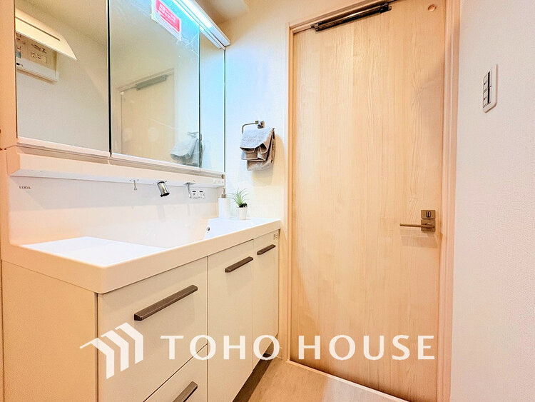 洗面 落ち着きのある色合いでまとめられた洗面室