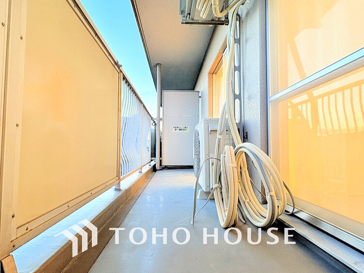 バルコニー 日当たりの良いバルコニーで晴れの日の洗濯物も楽しみになりますね