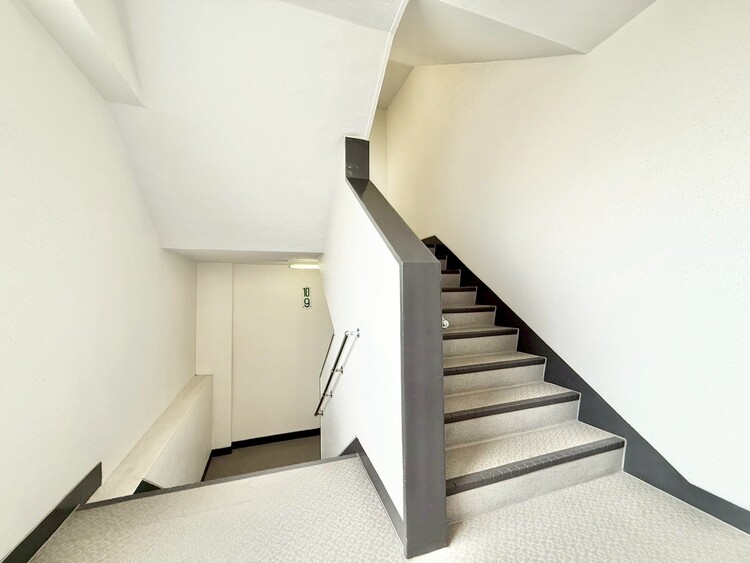 その他 共用部の階段です。明るく清潔に管理されています。