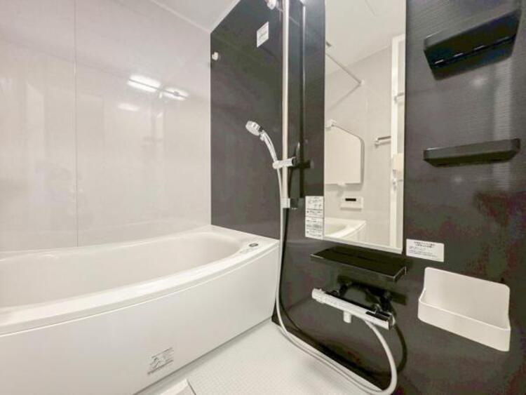 風呂 ゆったりと寛げる広々バスで足を伸ばしてリラックス。　最新のユニットバスは設備も充実です。