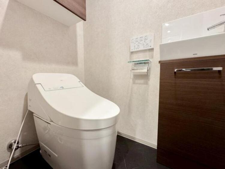 トイレ ウォシュレット、保温機能付き便座など充実の設備です　お掃除がしやすくストレスフリー！！