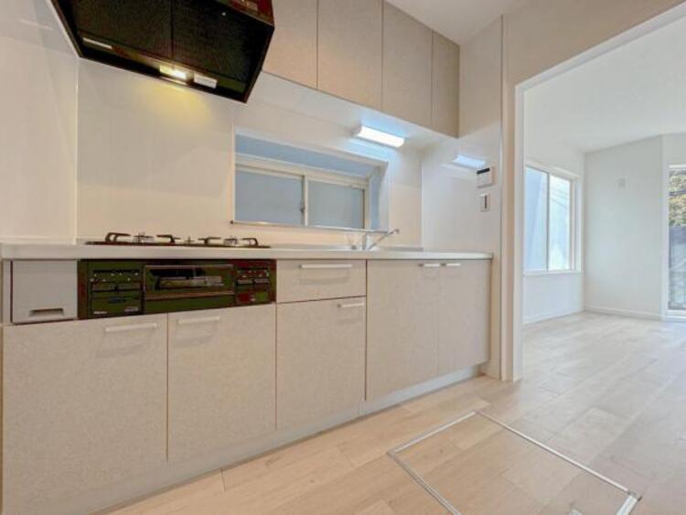 キッチン 広く取られたキッチンスペースはとても便利です。　自由にレイアウトがカスタマイズできます。