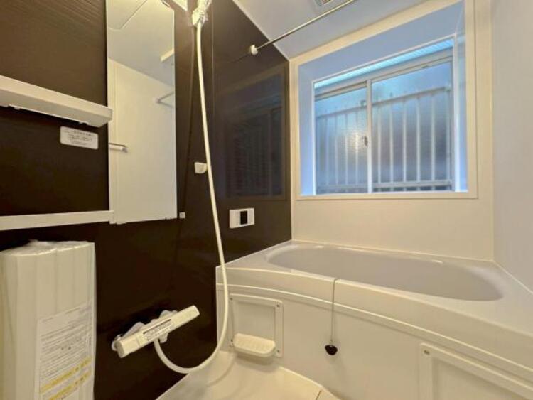 風呂 窓のあるバスルームは明るく気持ちの良い空間です！！　換気環境も良好。掃除もスムーズに出来ます。