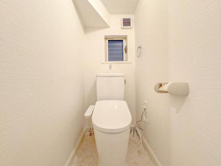 トイレ ウォシュレット、保温機能付き便座など充実の設備です　お掃除がしやすくストレスフリー！！