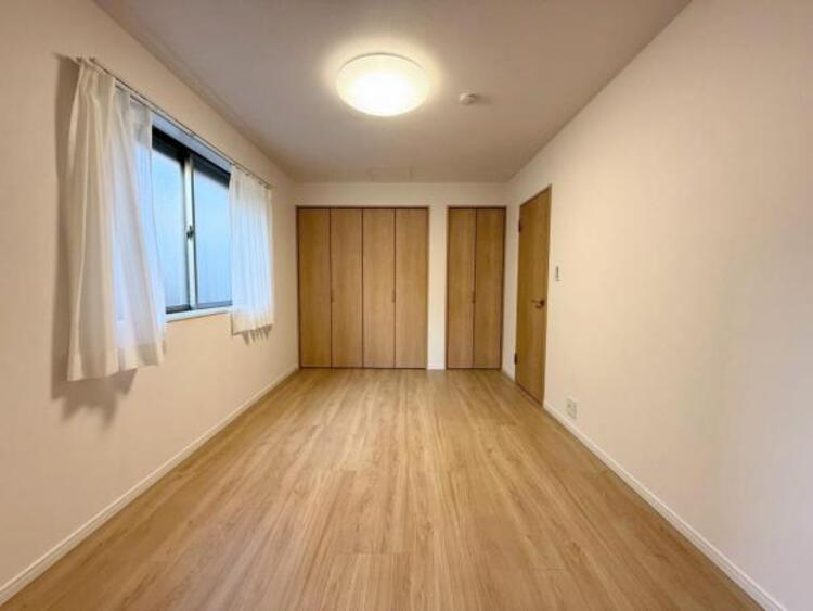 内装 ●〇採光、通風が心地よいお部屋です。お子様部屋にも、お父さんの書斎にも、どんな目的でも心地よくお使いいただけるようなデザインになっている為、家族構成の変化にも柔軟に対応できる居室となっております　〇●