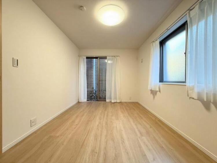 内装 ●〇採光もアクセントの一つとして。プライベートルームにはやさしい光が射し込んでいて、この明るい好みの空間で読書や音楽。充実した時間を過ごせます。日中に明りをつける必要が無い事も物件選びの大きな条件〇●