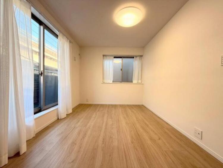 内装 ●〇バルコニーに大きく面した掃出し窓から光が降りそそぐ開放的な居室です。大きな窓からは、太陽の光はもちろん、爽やかな風が部屋一面に吹き抜けます。部屋のこもったニオイもすぐに換気することが出来ます　〇●