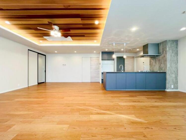 居間 家族の会話や笑顔が行き交うリビングで、子供を走り回らせたい。ダイニングテーブルでゆったり食事を堪能。光と風が溢れる開放的なリビングダイニングには、くつろぎの空間を生み自然と家族みんなが集まってきます