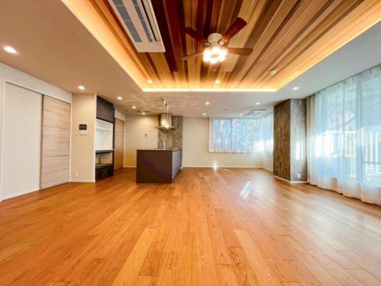 居間 お天気が晴れの日は照明をつけなくても充分明るいリビングです！どこか落ち着きのある広々とした内装です！皆で過ごす空間が、目に浮かんでくる様な優しいリビングダイニングです！くつろいだり楽しい時間を是非！