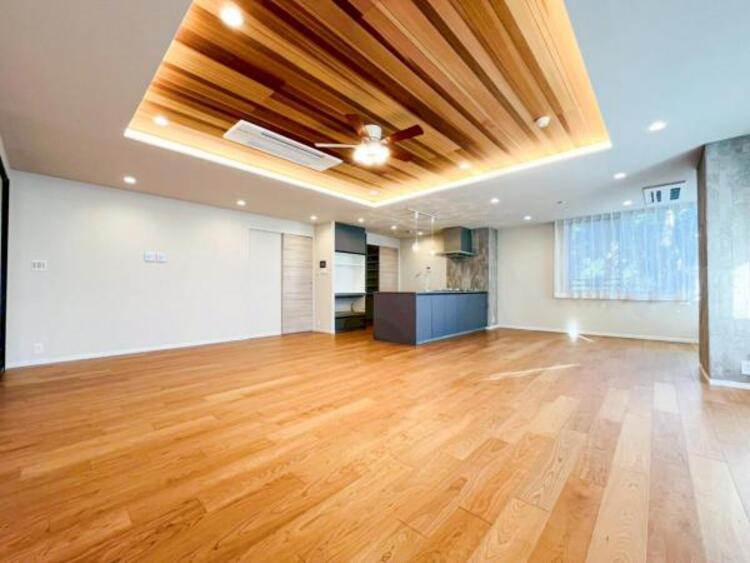 居間 リビングにあふれる採光と心地よい風のつどう調和された空間！！生活を彩る充実した日々が過ごせそうです。家族の滞在期間が長くなることを予測して、設計士が思いと工夫をこらした自慢のリビングダイニング！！！