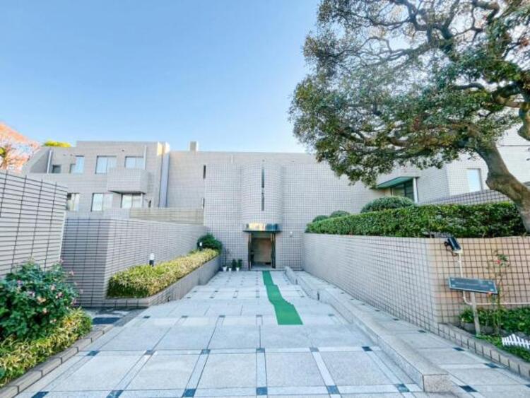 外観 住みやすさとデザイン性を両立させた欲張りな住宅が登場しました　相反しがちなことが相互作用でより良質に！本物だけが表現することができる質の高い機能美はよきものをつなげた古くからの伝統と最新技術の結晶です