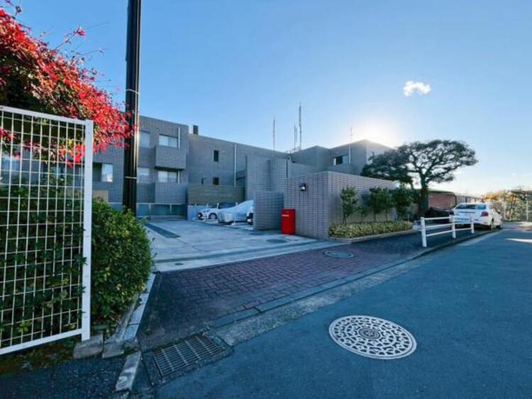 外観 青空を背景にスタイリッシュな外観が住まう人に誇りを与えます。駅周辺施設も利用でき快適生活が送れます！四季を通じて自然と触れ合えるスポットが周辺には沢山あり、お散歩やジョギング週末の遊びにおすすめです。