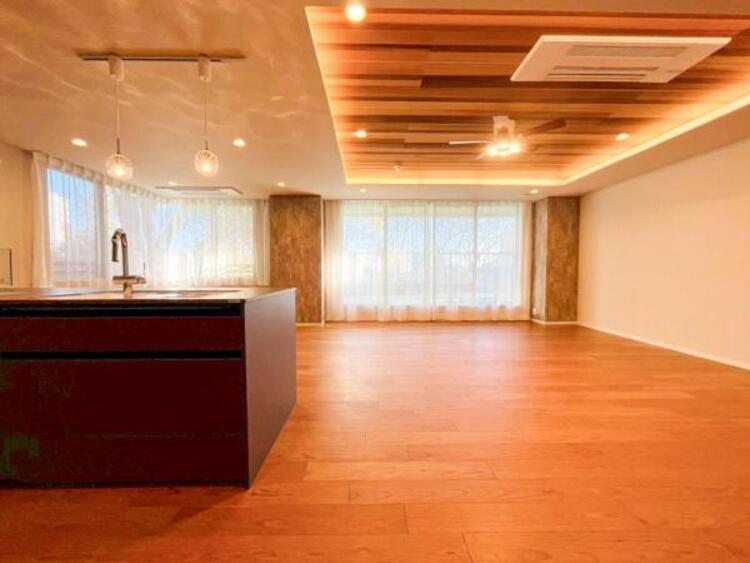 キッチン 広く取られたキッチンスペースはとても便利です。　自由にレイアウトがカスタマイズできます。