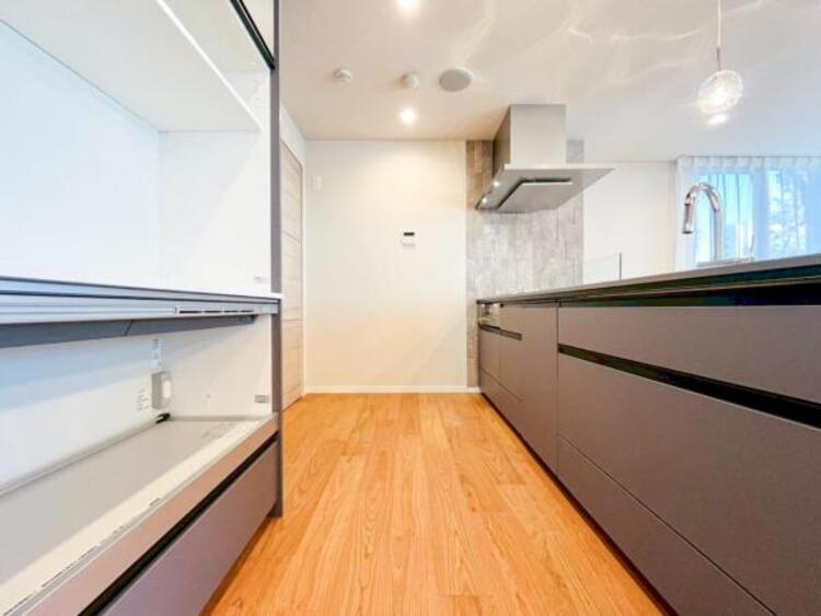 キッチン リビングダイニングが見渡せるカウンターキッチン！　お料理をする人も開放感が心地いいです。