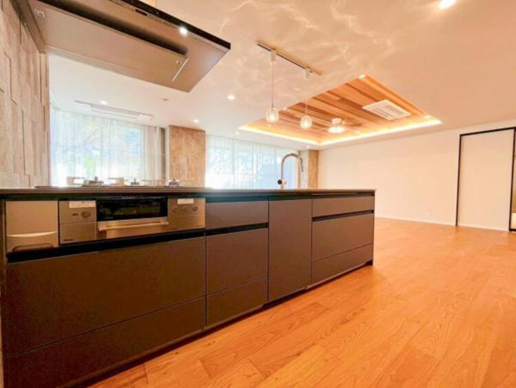 キッチン 最新のシステムキッチンは使い勝手が良好です。　　気持ちよく料理ができます。