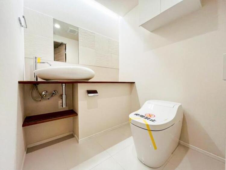 トイレ ウォシュレット、保温機能付き便座など充実の設備です　お掃除がしやすくストレスフリー！！