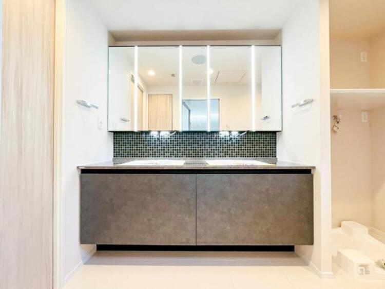 洗面 使用頻度の高い場所だからこそ便利な空間に。多人数での使用も考えた便利な空間です