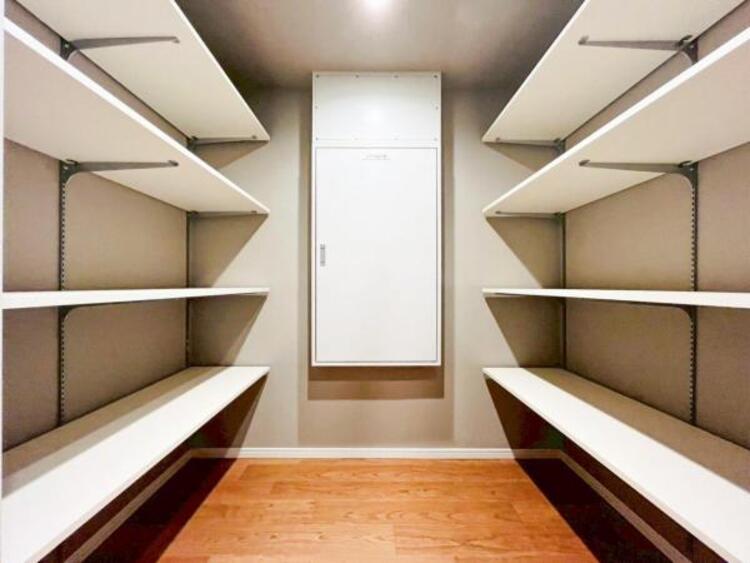 収納 食料品や日用品をたっぷり収納できるパントリーを備えた機能的な間取りで、キッチンまわりがいつでもスッキリ片付きます。収納スペースが充実しているため、まとめ買い派のご家庭にもぴったりの嬉しい設備です。