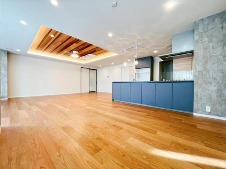 その他 開放感とプライベート感が見事に両立されたリビングダイニング！通常では相反するファクターがともにそろうと極上のくつろぎ空間が生まれます。だれにも譲りたくない至福の空間で過ごす日々は生活をより豊かにします