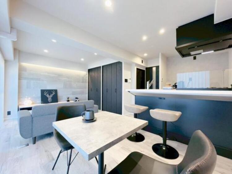 居間 家族の会話や笑顔が行き交うリビングで、子供を走り回らせたい。ダイニングテーブルでゆったり食事を堪能。光と風が溢れる開放的なリビングダイニングには、くつろぎの空間を生み自然と家族みんなが集まってきます