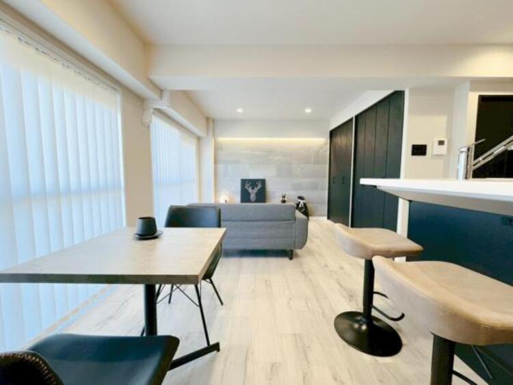 居間 お天気が晴れの日は照明をつけなくても充分明るいリビングです！どこか落ち着きのある広々とした内装です！皆で過ごす空間が、目に浮かんでくる様な優しいリビングダイニングです！くつろいだり楽しい時間を是非！