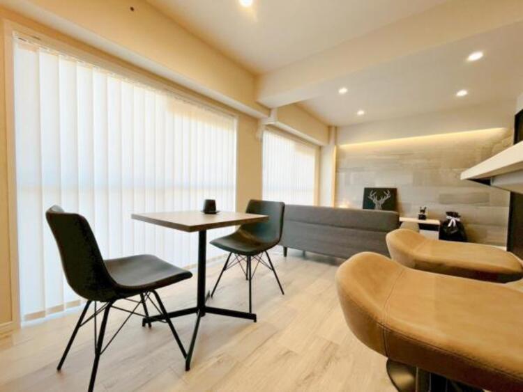 居間 リビングにあふれる採光と心地よい風のつどう調和された空間！！生活を彩る充実した日々が過ごせそうです。家族の滞在期間が長くなることを予測して、設計士が思いと工夫をこらした自慢のリビングダイニング！！！