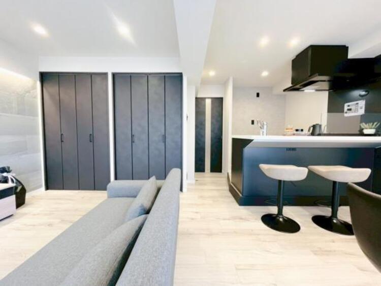 居間 開放感とプライベート感が見事に両立されたリビングダイニング！通常では相反するファクターがともにそろうと極上のくつろぎ空間が生まれます。だれにも譲りたくない至福の空間で過ごす日々は生活をより豊かにします