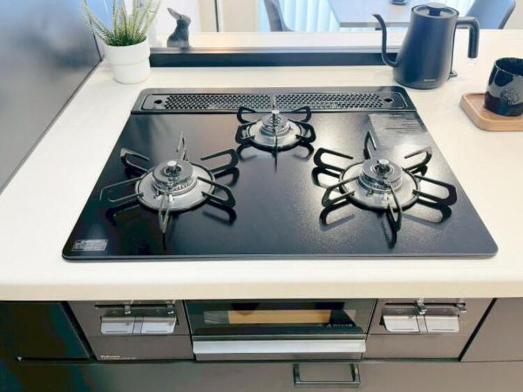 キッチン リビングダイニングが見渡せるカウンターキッチン！　お料理をする人も開放感が心地いいです。