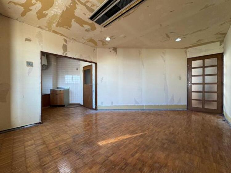 居間 家族の会話や笑顔が行き交うリビングで、子供を走り回らせたい。ダイニングテーブルでゆったり食事を堪能。光と風が溢れる開放的なリビングダイニングには、くつろぎの空間を生み自然と家族みんなが集まってきます