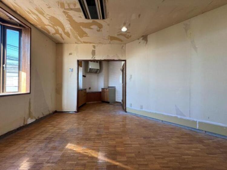 居間 お天気が晴れの日は照明をつけなくても充分明るいリビングです！どこか落ち着きのある広々とした内装です！皆で過ごす空間が、目に浮かんでくる様な優しいリビングダイニングです！くつろいだり楽しい時間を是非！