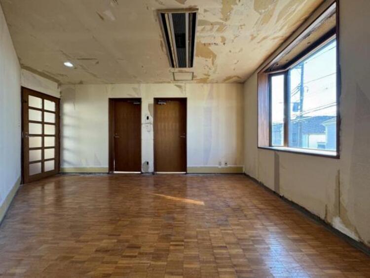 居間 リビングにあふれる採光と心地よい風のつどう調和された空間！！生活を彩る充実した日々が過ごせそうです。家族の滞在期間が長くなることを予測して、設計士が思いと工夫をこらした自慢のリビングダイニング！！！