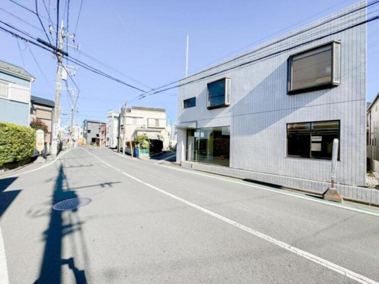 外観 青空を背景にスタイリッシュな外観が住まう人に誇りを与えます。駅周辺施設も利用でき快適生活が送れます！四季を通じて自然と触れ合えるスポットが周辺には沢山あり、お散歩やジョギング週末の遊びにおすすめです。