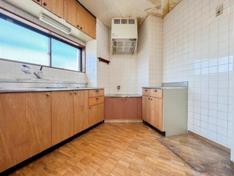 キッチン 広く取られたキッチンスペースはとても便利です。　自由にレイアウトがカスタマイズできます。