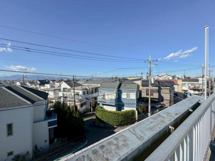 バルコニー 広いルーフバルコニーは青空を肌で感ます。お庭のかわりにも出来そうです！