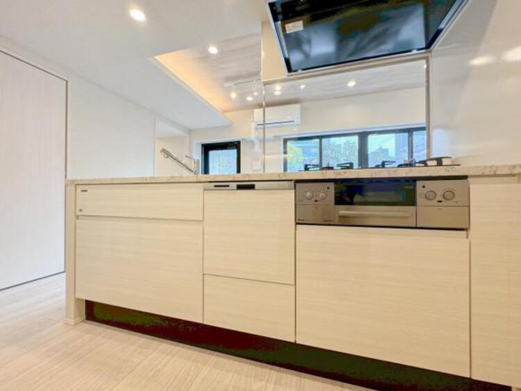 キッチン 広く取られたキッチンスペースはとても便利です。　自由にレイアウトがカスタマイズできます。