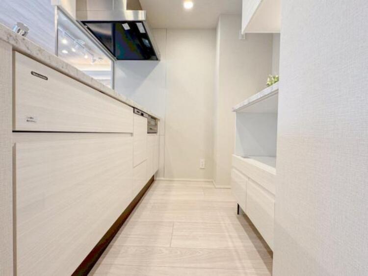 キッチン リビングダイニングが見渡せるカウンターキッチン！　お料理をする人も開放感が心地いいです。