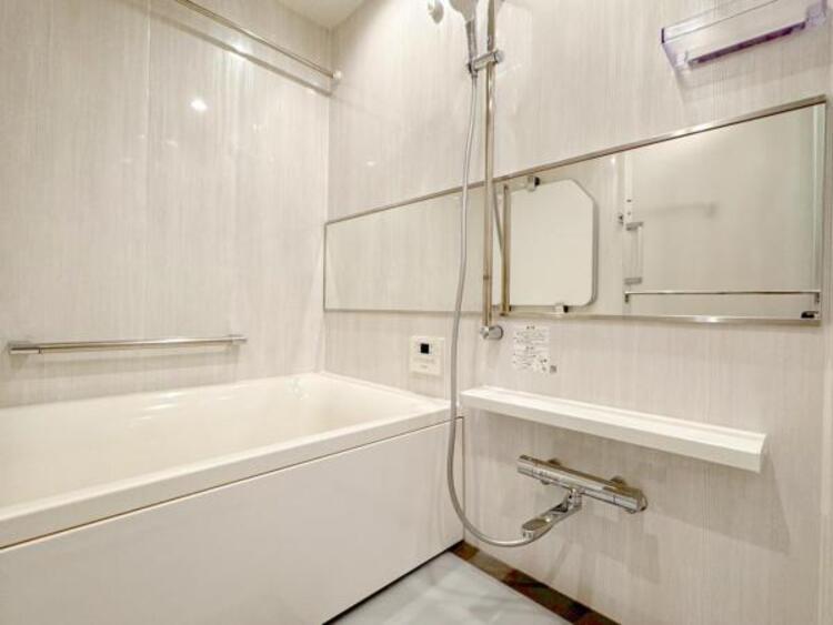 風呂 ゆったりと寛げる広々バスで足を伸ばしてリラックス。　最新のユニットバスは設備も充実です。